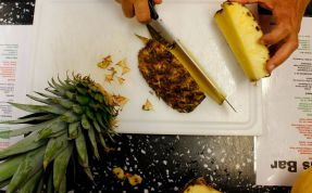 JiMs Bar: eine Ananas wird für die Cocktaildeko geschnitten