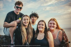 Jugendleiter*innen-Pool: Gruppe von jungen Erwachsenen posiert vor der Kamera