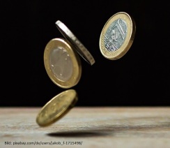Symbolbild: Fördermöglichkeiten: Geldmünzen werden ausgeschüttet