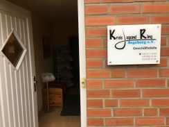 Symbolbild: Das Team des KJR: geöffnete Tür der Geschäftsstelle des KJR