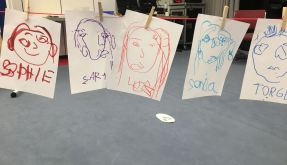 Symbolbild: Juleica-Ausbildung: blind gemalte Portraits an einer Wäscheleine